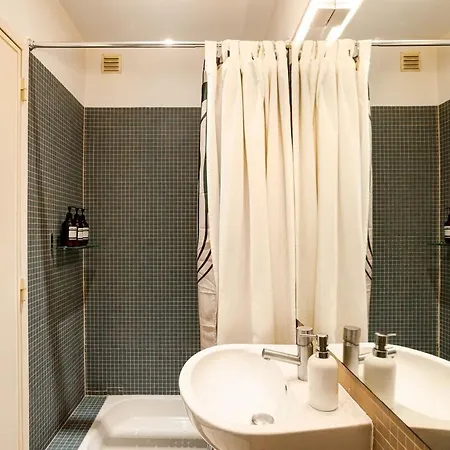 Sunny And Spacious With Great Balcony Apartamento
