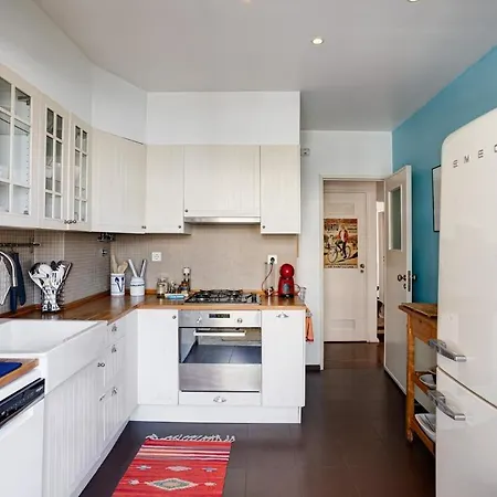 Sunny And Spacious With Great Balcony