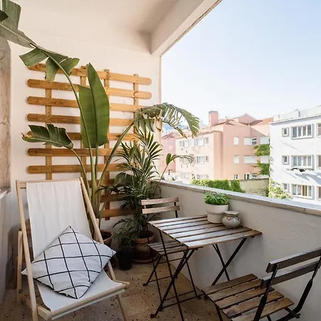 Sunny And Spacious With Great Balcony Lisboa