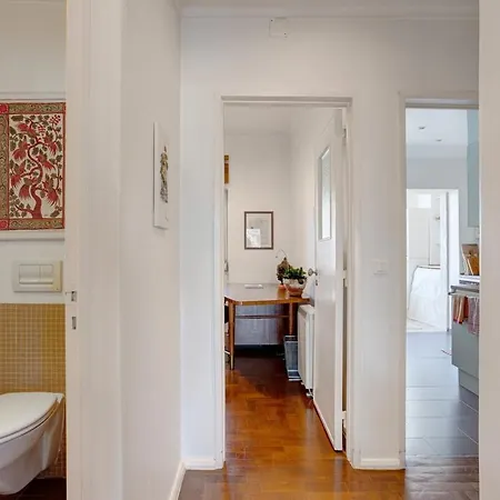 Sunny And Spacious With Great Balcony Apartamento